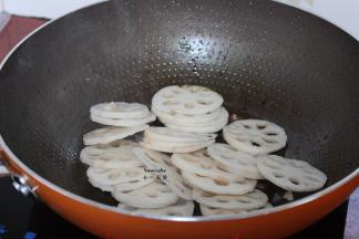 热锅，倒油，爆炒莲藕片八成熟，起锅；