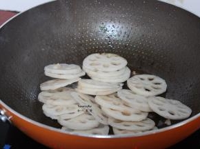 热锅，倒油，爆炒莲藕片八成熟，起锅；