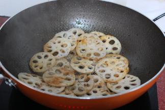 把炒好的莲藕片加入，翻炒；PS：要不断翻炒均匀，防止煮焦。