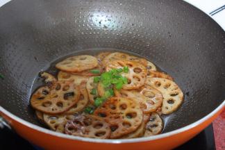 放盐、香葱，炒均即可。