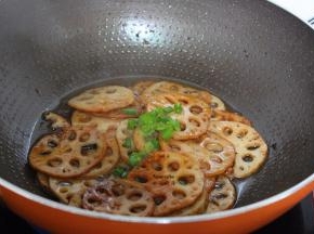 放盐、香葱，炒均即可。