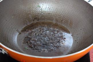 锅中放少许油，白砂糖、陈醋，熬成糖色；