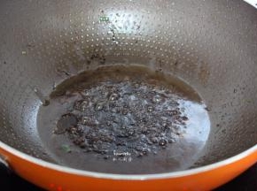 锅中放少许油，白砂糖、陈醋，熬成糖色；