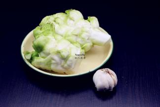 准备新鲜娃头菜、蒜；