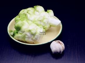 准备新鲜娃头菜、蒜；