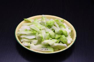 娃头菜洗净，老的部分去皮，嫩笋部分直接切笋，蒜剁成蒜末；