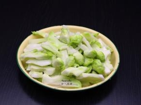 娃头菜洗净，老的部分去皮，嫩笋部分直接切笋，蒜剁成蒜末；