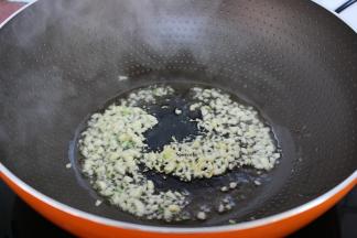 热锅，倒油，放蒜末爆香；