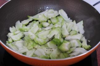 倒入切好的娃头菜，快速翻炒；PS：喜欢吃调料可以加入