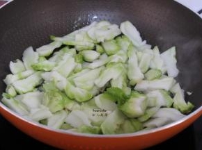 倒入切好的娃头菜，快速翻炒；PS：喜欢吃调料可以加入