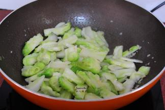 放盐炒均即可。