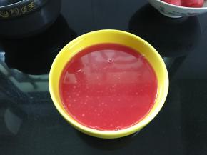 把西瓜汁倒入过凉开水的西米中。