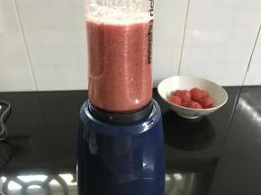 把余下的西瓜肉放入料理机中打成西瓜汁。