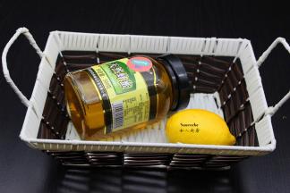 准备食材：柠檬、蜂蜜；