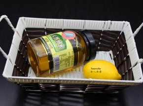 准备食材：柠檬、蜂蜜；