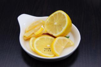 柠檬用盐洗净外皮，切片；
