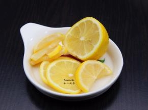 柠檬用盐洗净外皮，切片；
