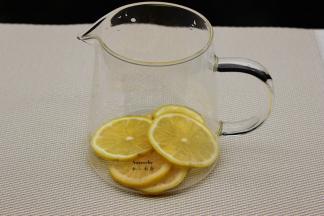 切好的柠檬片，放入玻璃壶中；PS：建议用陶瓷或玻璃 壶或杯子