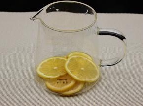 切好的柠檬片，放入玻璃壶中；PS：建议用陶瓷或玻璃 壶或杯子