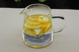 清水煮沸，倒入装有柠檬片的壶中；