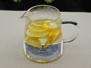 清水煮沸，倒入装有柠檬片的壶中；