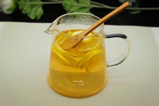 水温在35°左右加入蜂蜜拌均即可饮用。