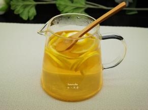 水温在35°左右加入蜂蜜拌均即可饮用。