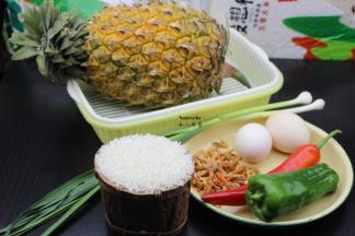 准备食材：菠萝、大米、鸡蛋、蒜、红辣椒、青辣椒、虾米等食材；