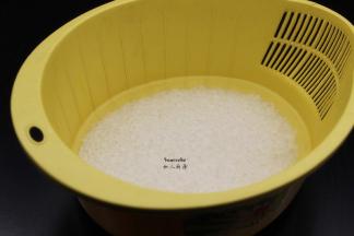 大米洗净浸泡，蒸熟；