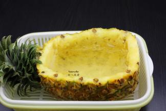 菠萝在2/3处切口，用小刀挖出菠萝肉，并用盐水浸泡；PS：菠萝外皮捎去刺。