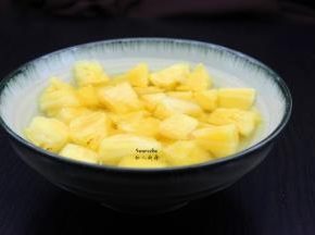 菠萝切块用盐水浸泡10分钟；