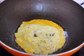 热锅，倒油，香煎鸡蛋；