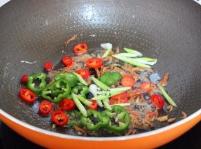 煎过鸡蛋的油锅小火煸香虾米、红辣椒、青辣椒、蒜白；