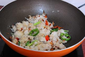 加入白砂糖，炒出糖色，放入蒸熟大米饭；