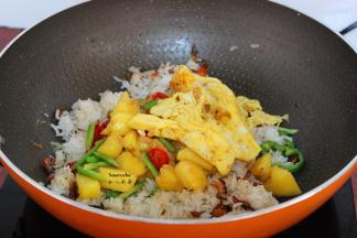 菠萝块滤干水，与煎好的鸡蛋一起放入锅中翻炒；