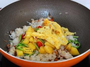 菠萝块滤干水，与煎好的鸡蛋一起放入锅中翻炒；