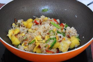 加盐， 炒均，将炒好饭放入菠萝盅即可。