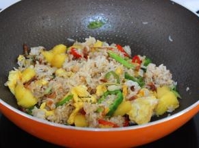 加盐， 炒均，将炒好饭放入菠萝盅即可。