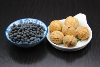 准备食材：黑豆、核桃、白砂糖；