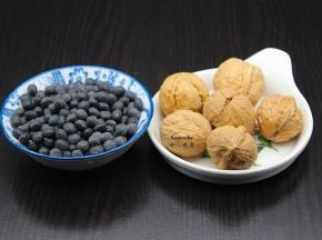 准备食材：黑豆、核桃、白砂糖；