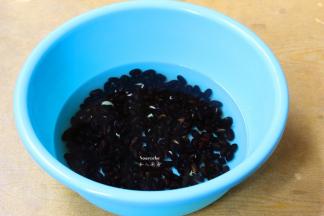 黑豆洗净，浸泡6小时以上；