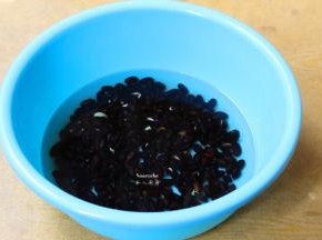 黑豆洗净，浸泡6小时以上；