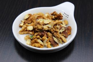 黑桃去壳，把核桃稍微斩碎些；