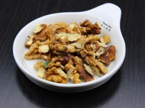 黑桃去壳，把核桃稍微斩碎些；