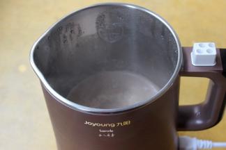 打好的豆浆加入白砂糖拌均即可。PS:如果需要过滤的豆浆机就增加过滤步骤