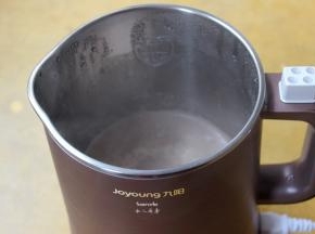 打好的豆浆加入白砂糖拌均即可。PS:如果需要过滤的豆浆机就增加过滤步骤