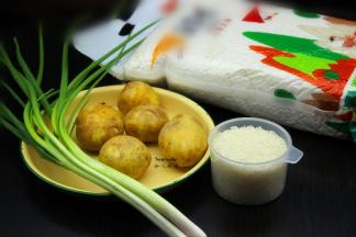 准备食材：大米、土豆、香葱等食材；