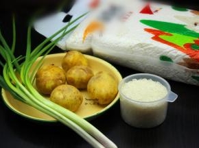 准备食材：大米、土豆、香葱等食材；