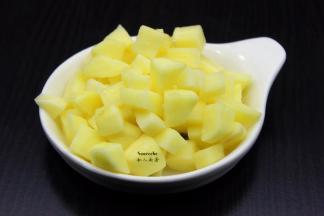 土豆去皮，切小块，浸泡5分钟，捞出滤干水；