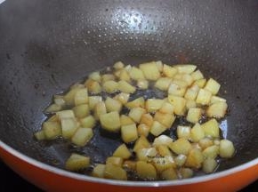 热锅，倒油，香炒土豆至熟并且微黄；